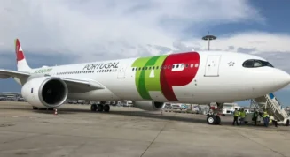 A330PPCover Se vais viajar na TAP, em Classe Económica, a companhia aérea já não inclui bagagem de porão. Se não queres pagar a taxa extra pela bagagem de porão, podes levar contigo uma mala de cabine com as dimensões 55 x 40 x 20 e o máximo de 10kg. Podes ainda, sem custos, levar também um artigo pessoal (bolsas de computador, malas, mochilas ou saco de loja duty free) com um máximo de 2kg.Caso a tua mala cabine TAP ultrapasse as dimensões ou pesos estipulados, a companhia aérea cobra o excesso de bagagem: a partir de 70€ em voos domésticos, europeus e para Marrocos ou a partir de 85€ para voos internacionais.