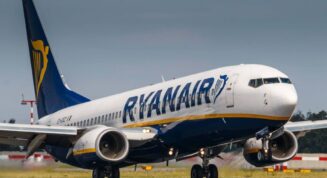 Ryanair-2 Atualmente, a Ryanair inclui em todos os tipos de tarifa uma pequena mala pessoal que tem de caber debaixo do assento da frente. Neste caso, o mais indicado será optares por uma mochila ou um saco desportivo com as medidas 40 x 20 x 25.No entanto, se comprares o embarque prioritário – que podes comprar no momento da marcação da viagem ou posteriormente – tens direito a levar contigo duas bagagens: uma mochila e uma mala de cabine, para além de acesso prioritário no momento de embarcar. A tua mala de cabine Ryanair deve ter um máximo de 10kg e as medidas, 55 x 40 x 20.