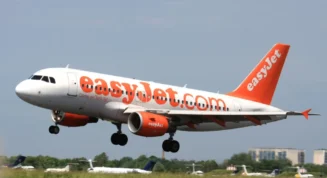 mw-1920 A easyJet define a sua mala de cabine com medidas ligeiramente inferiores às habituais. Ao viajar pela easyJet, podes levar contigo uma mala de cabine pequena, com a dimensão máxima de 45 x 36 x 20 e 15kg.A companhia aérea dá ainda a opção de, mediante um upgrade da tua reserva, poderes levar uma mala de cabine easyJet com as dimensões 56 x 45 x 25 .